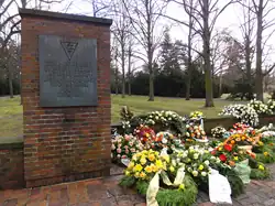 Sur un monument aux morts de Neuengamme à Hambourg, où les lettres KZ ne sont pas des lettres de nationalité, mais plutôt l'abréviation allemande de Konzentrationslager