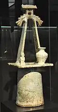 Pendentif en céramique émaillée de la dynastie Han (vers le Ier&nbsp;siècle), représentant une tête de puits avec une cruche dessus. Art chinois de la collection Meiyintang au museum Rietberg (Zurich).
