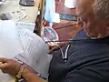 Loupe de lecture laissant les mains libres