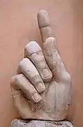L'une des deux mains droites (voir le texte).