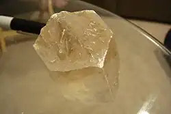 Un cristal naturel de hanksite (roche sédimentaire lacustre) provenant du lac Searles&nbsp;(en) dans le désert des Mojaves.