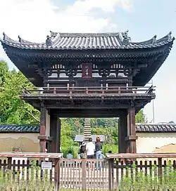 Ce shikyakumon est aussi un rōmon. Noter l'absence d'escalier vers le second étage.