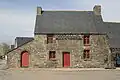 Ancienne maison avec un pigeonnier en façade