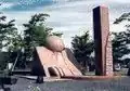 Le 38e parallèle, sculpture monumentale en granite, inaugurée en 1992 à Niigata, Japon.