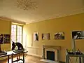 Intérieur d'une salle avec exposition de photos