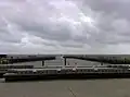 Encadrée par deux jetées, l’embouchure du fleuve Brit. Au fond, la Manche.