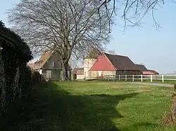 Ancienne ferme seigneuriale et son pigeonnier.