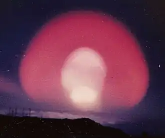 L'explosion dans le ciel nocturne du Pacifique, photographiée depuis une île située à une distance de 1 250 km.