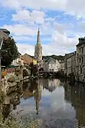 L'église se reflétant dans la rivière La Lézarde.