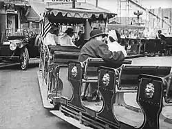 Description de l'image Harold Lloyd - 'All Aboard! By the Sad Sea Waves' on the Venice Miniature Railway.jpg.