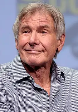 Homme blanc aux cheveux gris et aux yeux clairs.