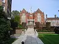 La Harrow School, où Firouz étudia.