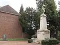 Les monuments aux morts auprès de la mairie