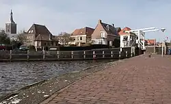L'église (la Grote kerk ou Sint-Stephanuskerk) s'élève au-dessus de la ville