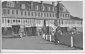 Ambulances devant l'hôpital de campagne du Canada établi à l'hôtel du Golf (1915).