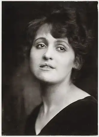 Nola Hatterman, 1919.