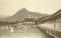 La rue en face du palais de Gyeongbokgung à la fin du 19e siècle.