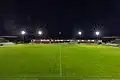 Tribune principale du Sportpark Haarwasen Haiger vue du côté opposé. A droite les tribunes pour les supporters visiteurs, à gauche les tribunes pour les supporters locaux (2021)