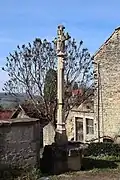 Croix située à proximité du château.