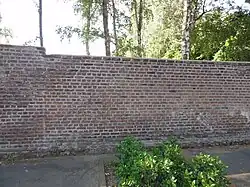 Le mur d'enceinte.