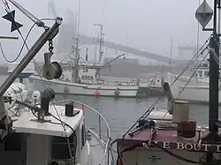 Bateaux de pêche, installations portuaires minéralières, estuaire du fleuve Saint-Laurent 2004.