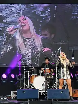 Hayley Jensen sur scène au Broadbeach Country Music Festival 2017