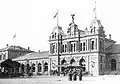 La gare de Berdellé : une horloge couronnait la façade, elle-même surmontée d'un génie ailé : ces éléments ont disparu de la façade contemporaine, plus sobre.