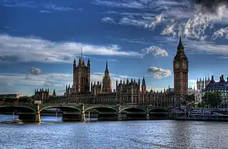 Le bâtiment du Parlement britannique, vu de la rive droite de la Tamise, avec le pont de Wesminster au second plan coté gauche et Big Ben à droite.
