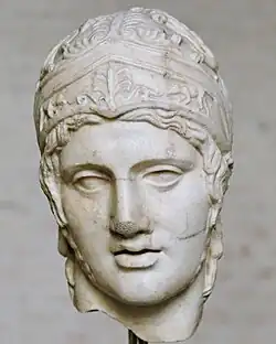 Tête d'Arès casqué du type de l'Arès Borghèse, copie d'une œuvre d'Alcamène, du cercle de Phidias, IVe siècle av. J.-C., Glyptothèque de Munich.