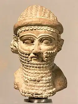 Tête en terre cuite d'un personnage masculin (divinité ?), v. VIIIe&nbsp;– VIIe&nbsp;sièclee av. J.-C. Metropolitan Museum of Art.