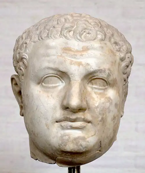 Tête d'un homme assez jeune et placide.