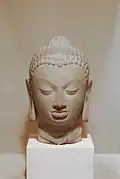 Tête de Buddha. Grès. Époque Gupta, fin du Ve&nbsp;siècle - VIe&nbsp;siècle. National Musem, New Delhi.