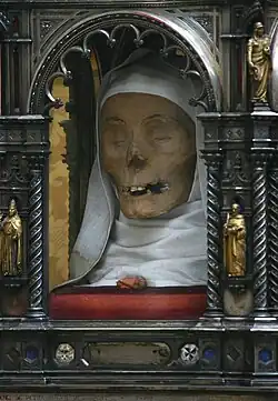 Chef de Catherine de Sienne exposé sur l'autel de sa chapelle à la basilique San Domenico de Sienne.