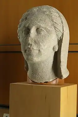 Femme coiffée d'un voile, proche de la sculpture grecque classique. Chypre, IIIe siècle av. J.-C.