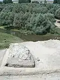 Au premier plan, foyer dans une maison, au second plan, la rivière Melendiz.