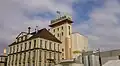 La salle de brassage et le château d'eau.