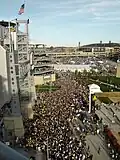 Foule près du stade.