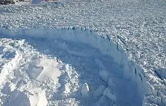 Photographie aérienne et en couleurs d'une masse de glace.