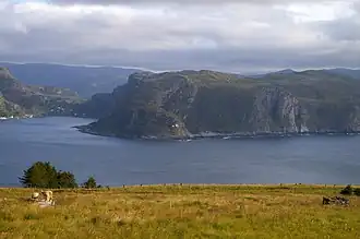 En regardant vers le sud depuis Kvalheim&nbsp;(en) vers le Phare d'Hendanes