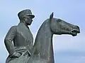 Vue rapprochée de la statue représentant le buste de Guisan.