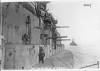 Le cuirassé français Henri IV dans les Dardanelles. (1915).