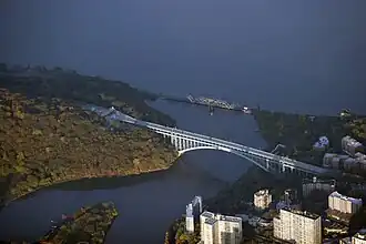 Une vue aérienne montrant le pont Henry-Hudson (premier plan) et le pont Spuyten Duyvil.
