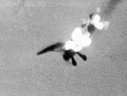 Photo noir et blanc d'un avion en flamme.