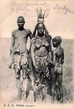 Héréros en costume traditionnel à la fin du XIXe&nbsp;siècle