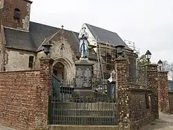 Monument aux morts« Poilu au repos – Monument aux morts à Herly », sur e-monumen