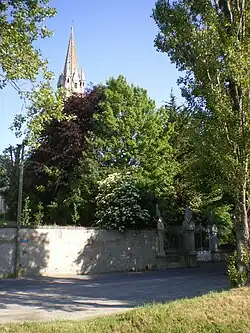 Entrée du sanctuaire du Petit Lourdes à Hérouville-Saint-Clair au bord du Canal de Caen à la mer.