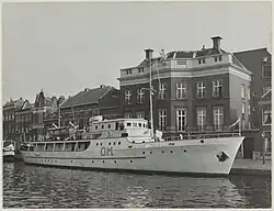 Photo en noir et blanc d'un yacht amarré à un quai.
