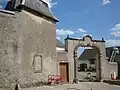 La Maison Jolivalt, dernière demeure des seigneurs de Rastenne, et son colombier.
