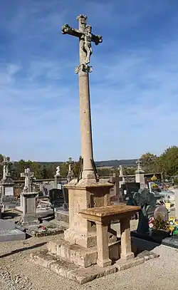 Le calvaire-autel du cimetière classé Monument Historique en 1909.