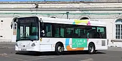 Un ancien modèle (un Heuliez GX 127) face à la Gare de Châteaudun.